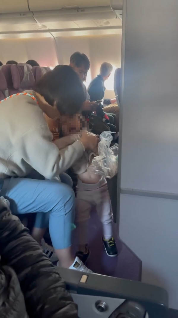 女童機上豪哭尖叫3.5小時沒停過  全機乘客勁崩潰！網民反應兩極惹爭議 