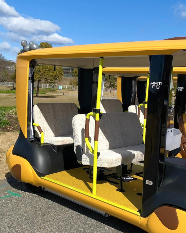 吉卜力公園推出以動畫《龍貓》中的「貓巴士」為原型的電動車在園中行駛，還原度極高！