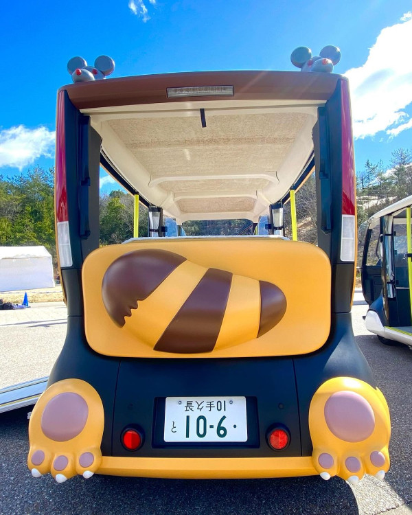 吉卜力公園推出以動畫《龍貓》中的「貓巴士」為原型的電動車在園中行駛，還原度極高！