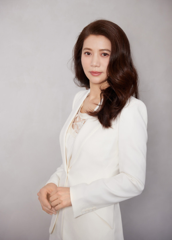 52歲港姐冠軍凍齡淡妝造型秒殺內地網紅  網民笑指有如蛇精超嚇人！ 