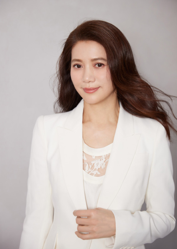 52歲港姐冠軍凍齡淡妝造型秒殺內地網紅  網民笑指有如蛇精超嚇人！ 