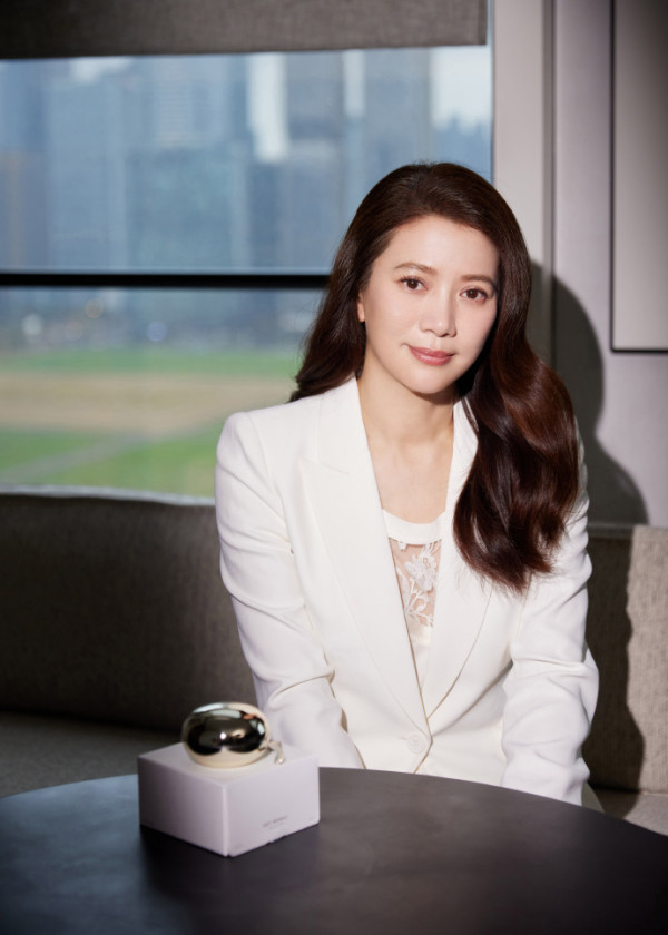 52歲港姐冠軍凍齡淡妝造型秒殺內地網紅  網民笑指有如蛇精超嚇人！ 