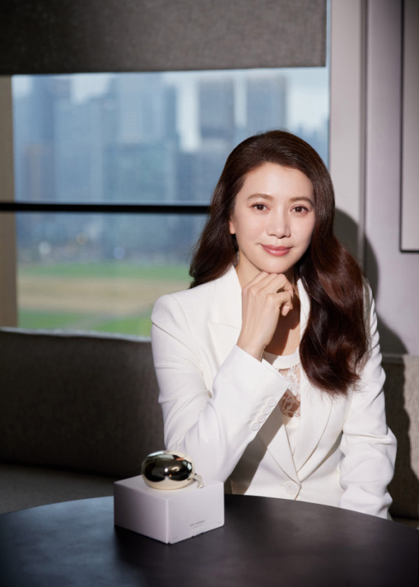 52歲港姐冠軍凍齡淡妝造型秒殺內地網紅  網民笑指有如蛇精超嚇人！ 