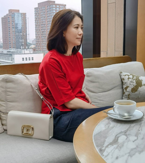 52歲港姐冠軍凍齡淡妝造型秒殺內地網紅  網民笑指有如蛇精超嚇人！ 