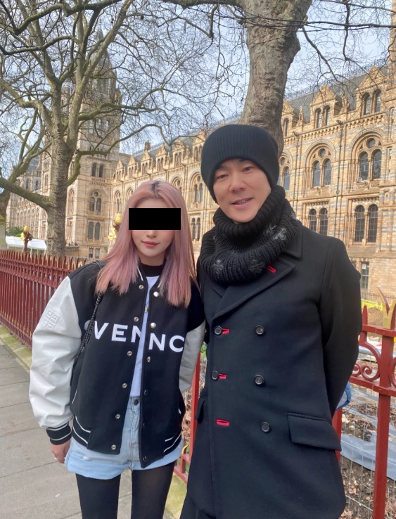 57歲亞洲天王遊英國獲粉絲讚親民 愛妻號出道34年零緋聞兼熱心公益