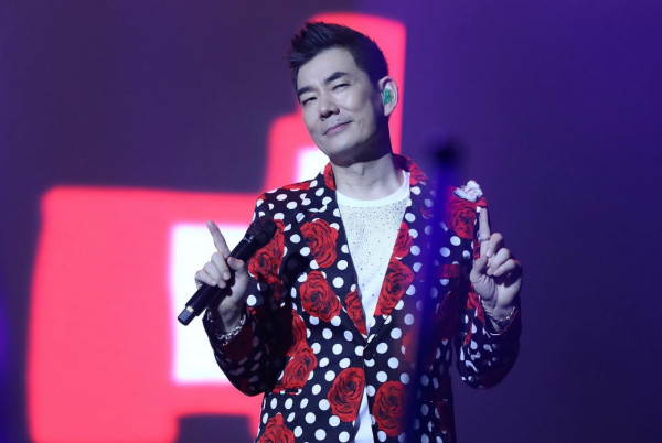 57歲亞洲天王遊英國獲粉絲讚親民 愛妻號出道34年零緋聞兼熱心公益