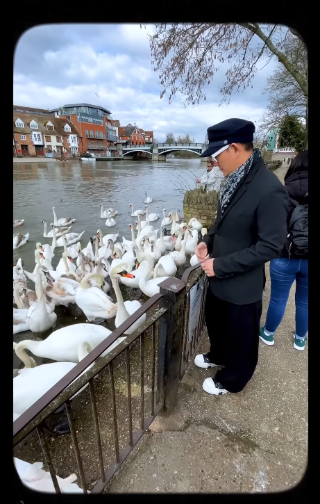 57歲亞洲天王遊英國獲粉絲讚親民 愛妻號出道34年零緋聞兼熱心公益