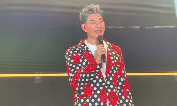 57歲亞洲天王遊英國獲粉絲讚親民 愛妻號出道34年零緋聞兼熱心公益