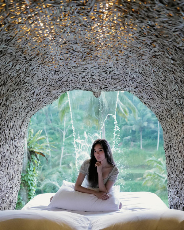 29歲華姐冠軍峇里旅行大方曬玉背 公開酒店「床照」 網友：美人美景 