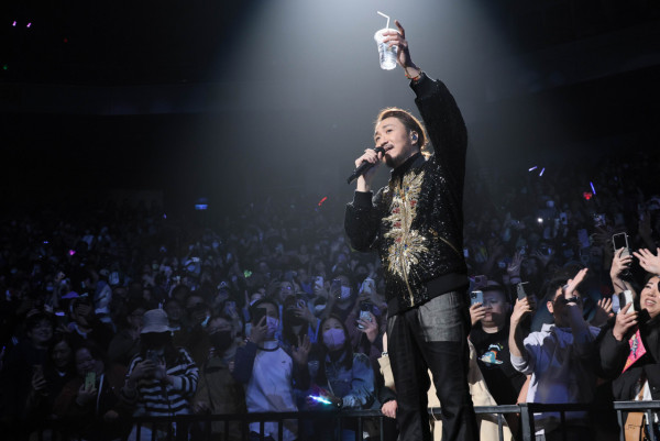 鄭中基相隔7年再攻台北小巨蛋感觸落淚！慶祝52歲獲請食「這款」特色蛋糕 