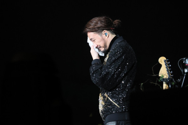 鄭中基相隔7年再攻台北小巨蛋感觸落淚！慶祝52歲獲請食「這款」特色蛋糕 