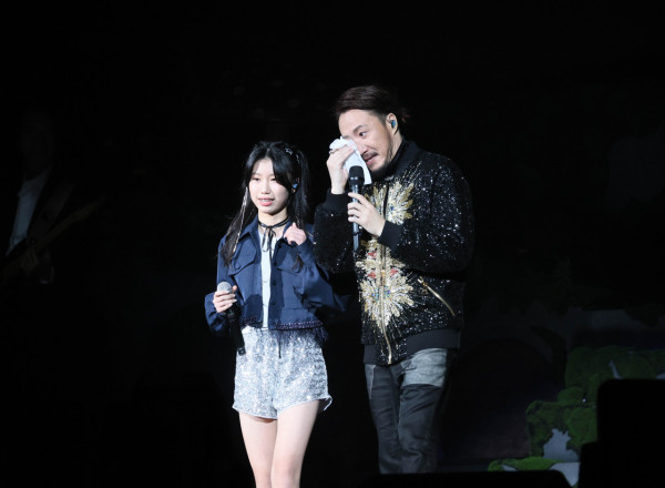 鄭中基相隔7年再攻台北小巨蛋感觸落淚！慶祝52歲獲請食「這款」特色蛋糕 