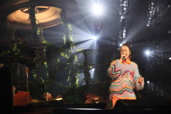 鄭中基相隔7年再攻台北小巨蛋感觸落淚！慶祝52歲獲請食「這款」特色蛋糕 