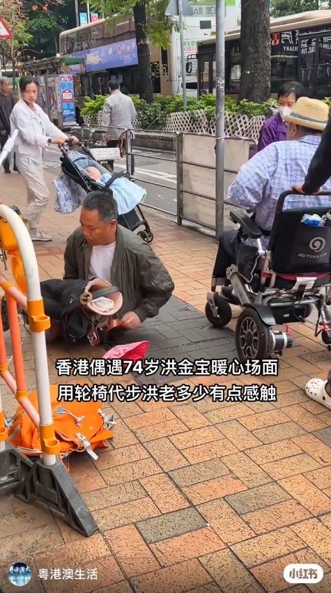 洪金寶被拍到坐輪椅現身上水 遇斷腿乞兒讓路即掏錢：很暖心