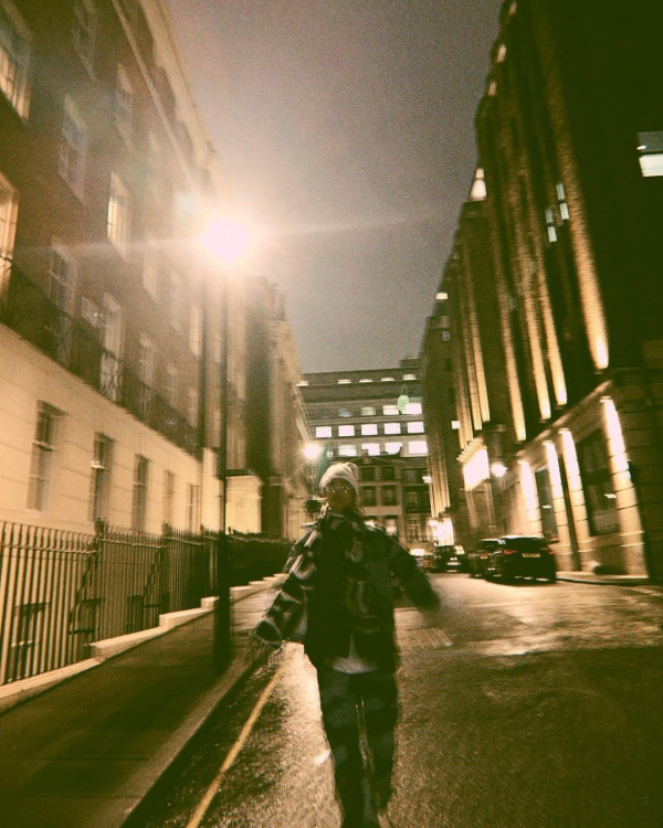 MIRROR巡迴演唱會2萬人逼爆英國站完場慶功!姜濤AL街頭狂奔難掩興奮