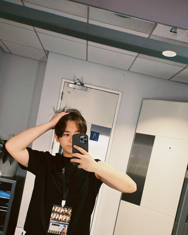 MIRROR巡迴演唱會2萬人逼爆英國站完場慶功!姜濤AL街頭狂奔難掩興奮