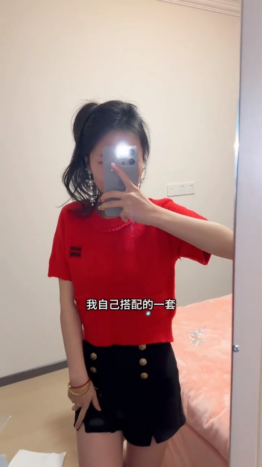 內地女小紅書香港校服遊 被報上東張 博主：走法律途徑維護權益 