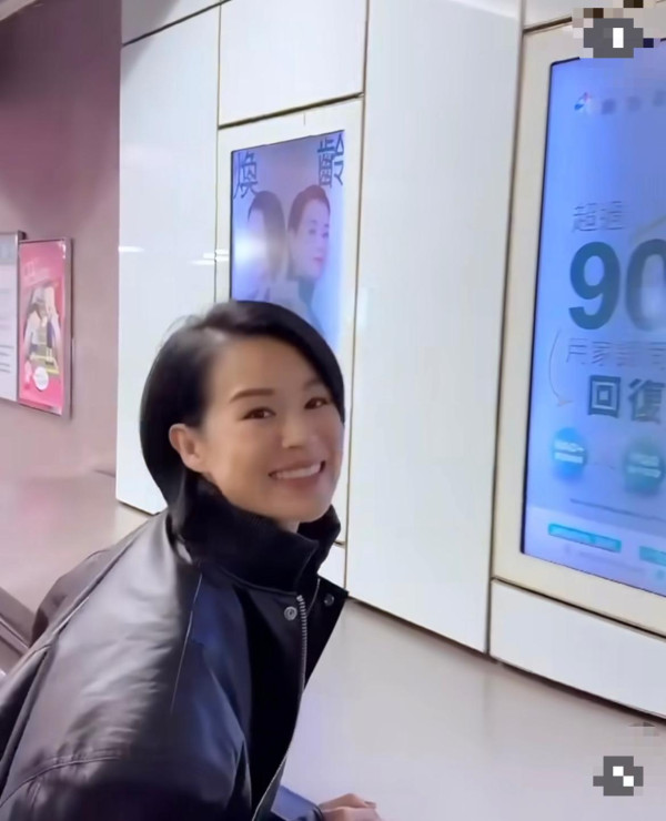 44歲TVB視后親民搭港鐵 扶手電梯打卡神還原廣告牌靚樣