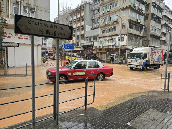 九龍城爆水管街道變「黃河」 路面凹陷車輛行人涉水而行
