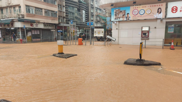 九龍城爆水管街道變「黃河」 路面凹陷車輛行人涉水而行