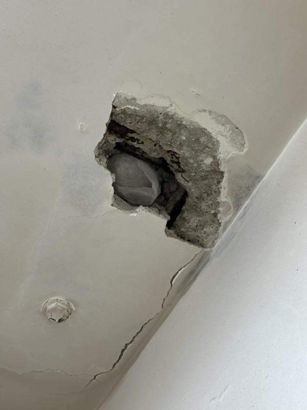 天花板穿窿｜樓上鑽浴室地台鑽穿樓下天花冧石屎 專家指或影響結構拆解處理方法