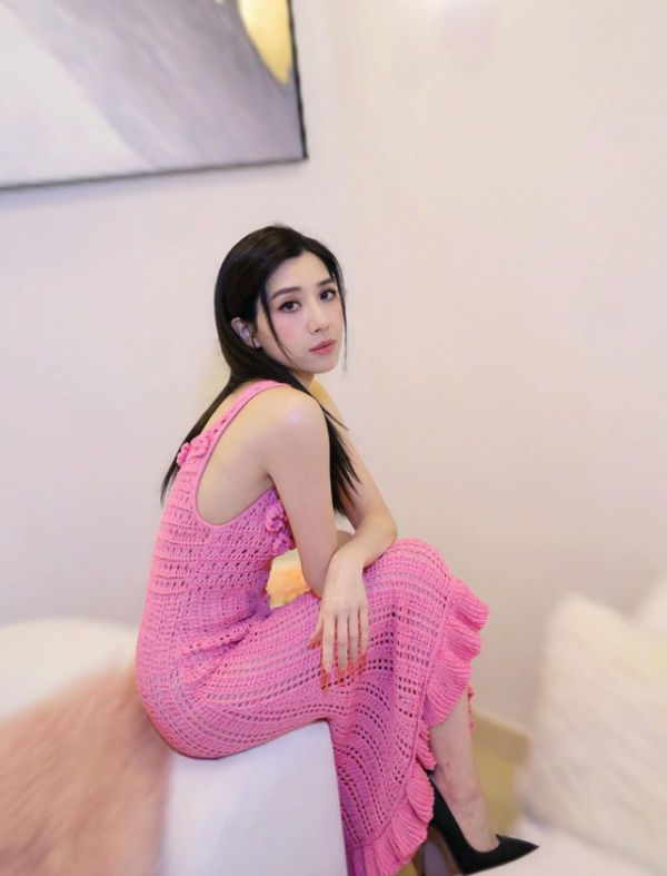 Mandy身穿透視連身裙獲讚