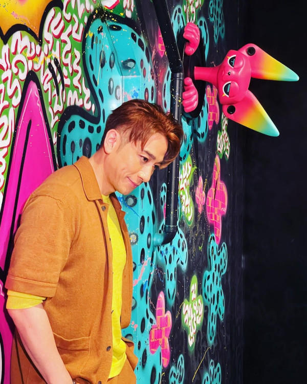 45歲前TVB小生 內地被簇擁群情洶湧 不停重複一字竟被以為是粗口 