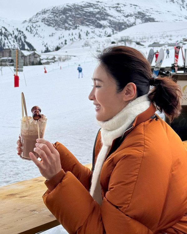 52歲黎姿瑞士打卡肌膚白滑!身體一細節表現真實狀態!