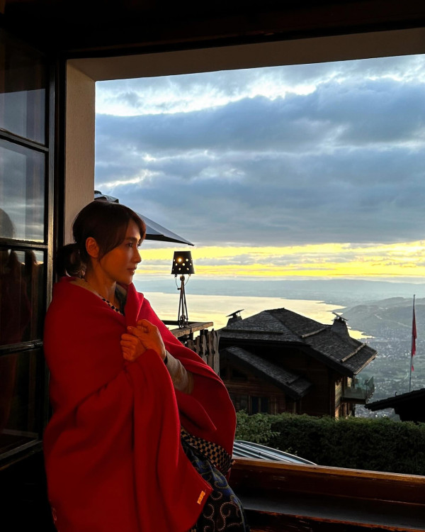 52歲黎姿瑞士打卡肌膚白滑!身體一細節表現真實狀態!