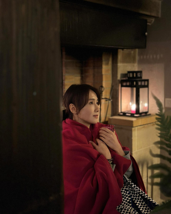 52歲黎姿瑞士打卡肌膚白滑!身體一細節表現真實狀態!