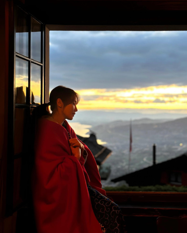 52歲黎姿瑞士打卡肌膚白滑!身體一細節表現真實狀態!