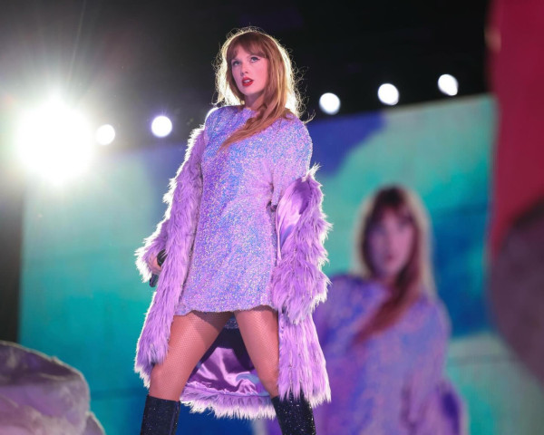 Taylor Swift演唱會敬業吃鼻涕畫面瘋傳！零下10度表演服裝單薄 