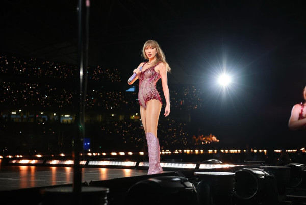 Taylor Swift演唱會敬業吃鼻涕畫面瘋傳！零下10度表演服裝單薄 