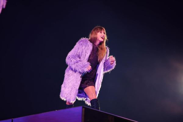 Taylor Swift演唱會敬業吃鼻涕畫面瘋傳！零下10度表演服裝單薄 
