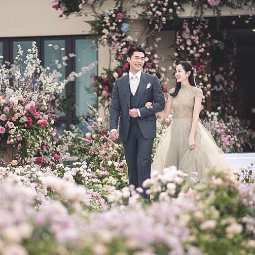 Lily Collins性感金裙現身首映禮！粉絲卻指顏值崩壞？ 