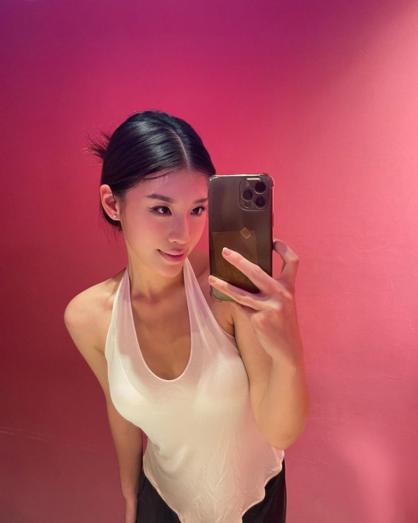 《東張》女主持西班牙曬比堅尼照極震撼 曬豐滿上圍力撼無綫咪神郭珮文？ 