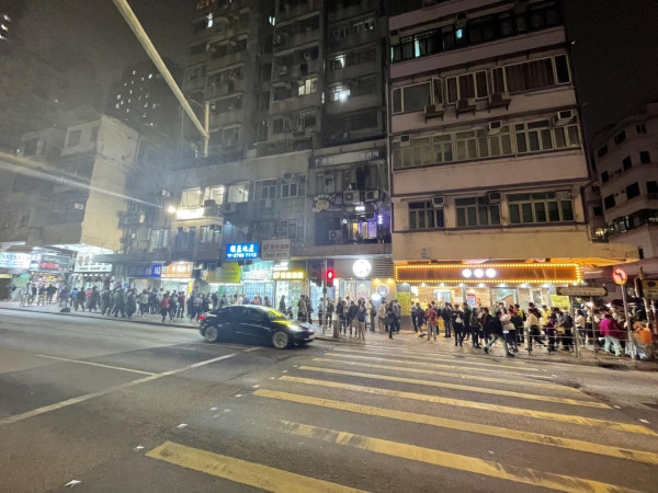 網民創立「全港排隊人龍關注組」分享排隊怪象：香港人最鍾意排隊