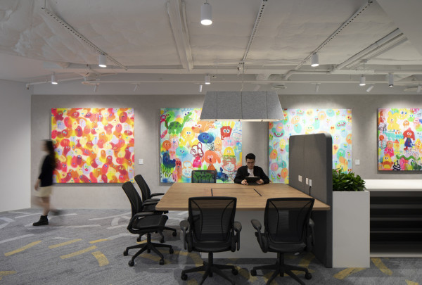 香港麥當勞公開全新辦公室！6.8米數碼廊+無線充電單車