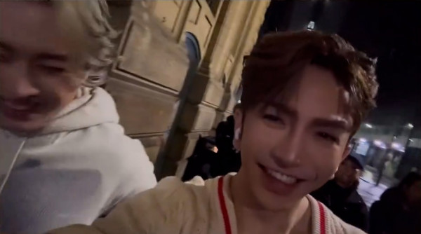 MIRROR巡迴演唱會2萬人逼爆英國站完場慶功!姜濤AL街頭狂奔難掩興奮 MIRROR巡迴演唱會2萬人逼爆英國站完場慶功!姜濤AL街頭狂奔難掩興奮