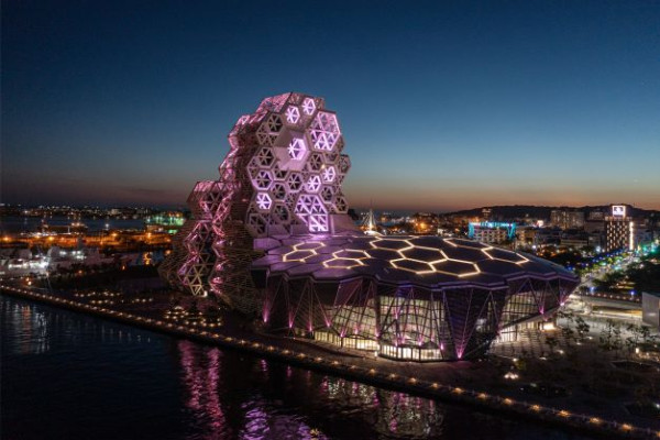 位於港灣旁的流行音樂中心以海洋元素作靈感，打造出獨特的建築外形。（圖片來源：高雄流行音樂中心）