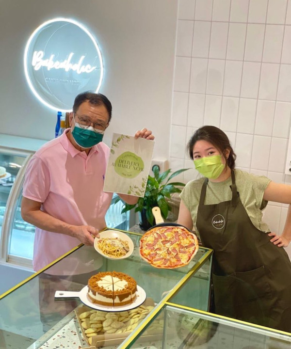 許紹雄愛女罕曬性感泳裝照 婚後照騷白滑美腿/豐滿身材 