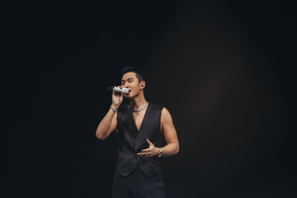 周興哲澳門個唱兩度脫衣派福利!男粉絲喊「老公」示愛 Eric曬廣東話:我愛你哋呀