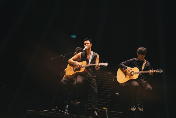 周興哲澳門個唱兩度脫衣派福利!男粉絲喊「老公」示愛 Eric曬廣東話:我愛你哋呀