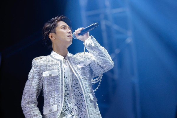 陳展鵬上深圳被熱情女粉絲胸壓！當下姿勢反應引熱議：果然有經驗 