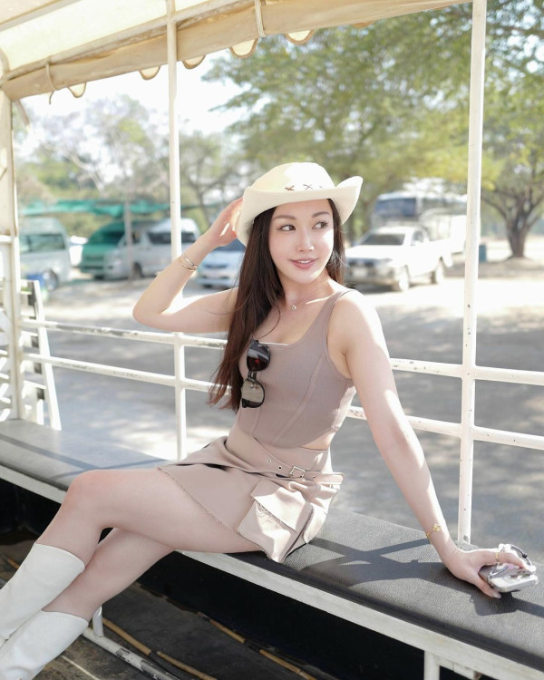 前華姐泰國性感當馴獸師 零距離親親野生動物/與老虎漫步森林