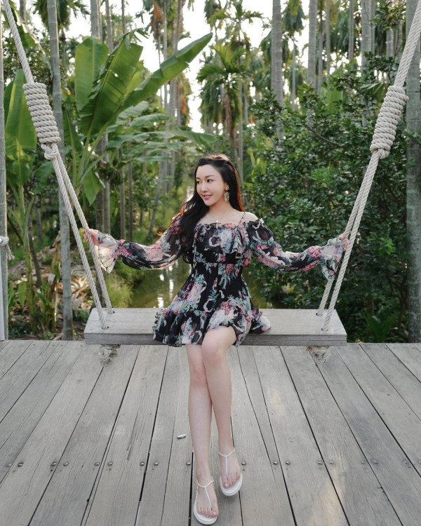 前華姐泰國性感當馴獸師 零距離親親野生動物/與老虎漫步森林