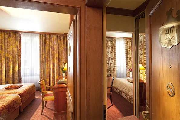 客房以深色木質家具為主，落地窗可以飽覽巴黎市景。（圖片來源：Hotel Horset Opera）