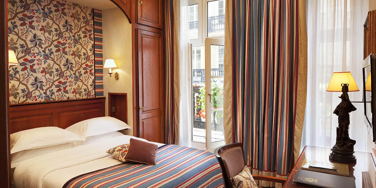 客房以深色木質家具為主，落地窗可以飽覽巴黎市景。（圖片來源：Hotel Horset Opera）