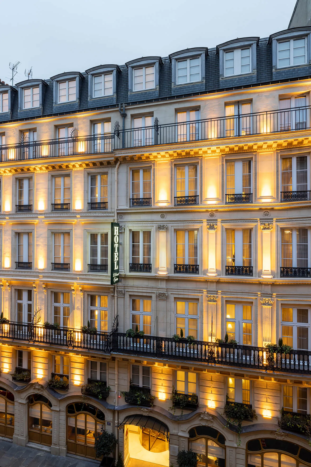 客房以深色木質家具為主，落地窗可以飽覽巴黎市景。（圖片來源：Hotel Horset Opera）
