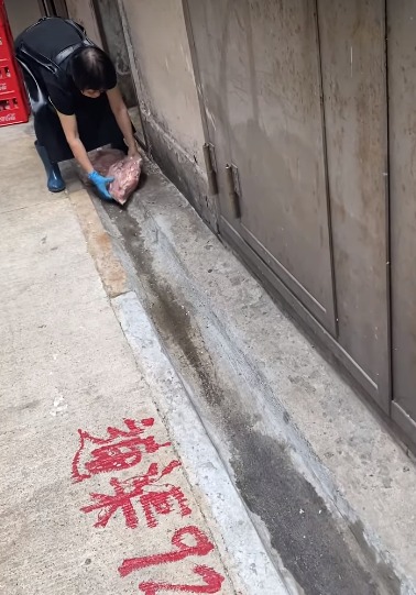 茶餐廳員工後巷坑渠處理凍肉惹熱議！凍肉狂砸向坑渠 網民：香港餐廳特色